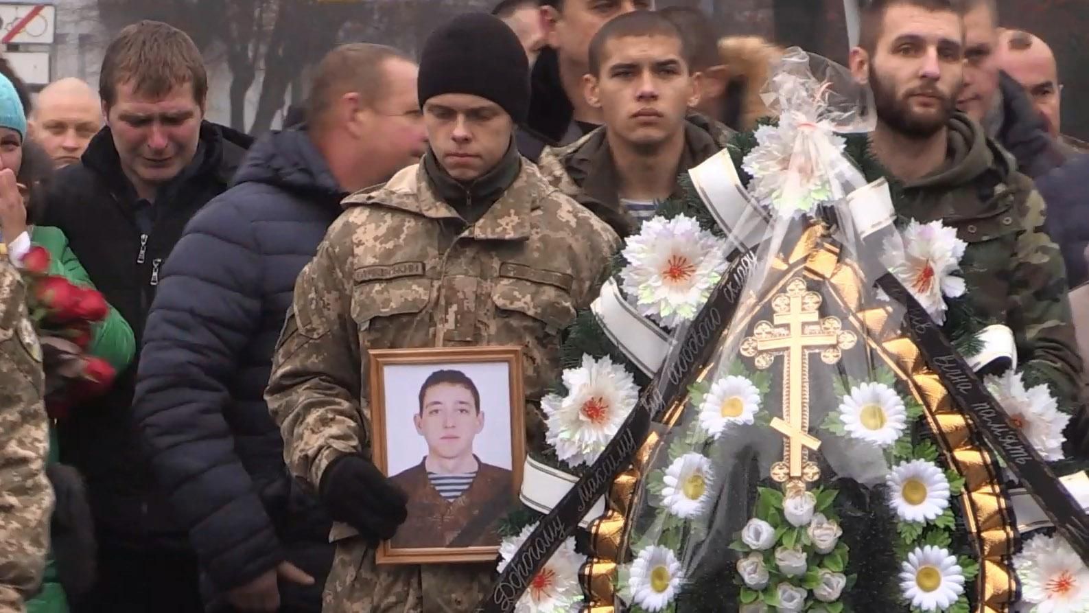 У Житомирі попрощалися з українським бійцем, який загинув на Донбасі: щемливі кадри