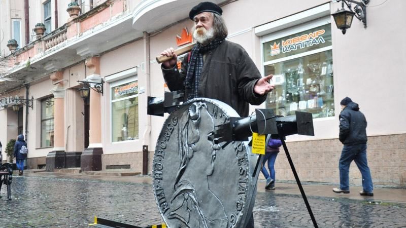 В Черновцах открыли памятник неизвестному коррупционеру
