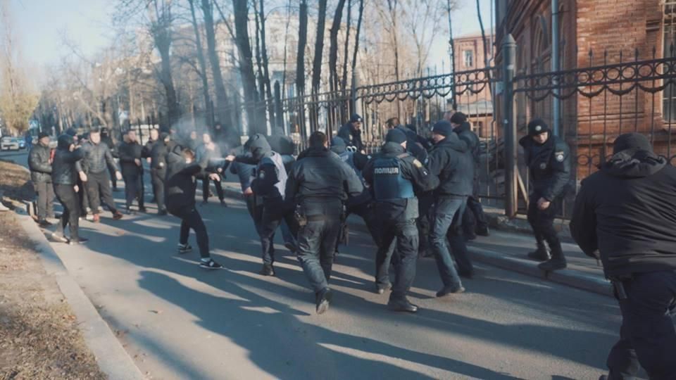 Сутички з поліцією у Харкові: націоналісти розтрощили знімальний майданчик прорадянського серіалу