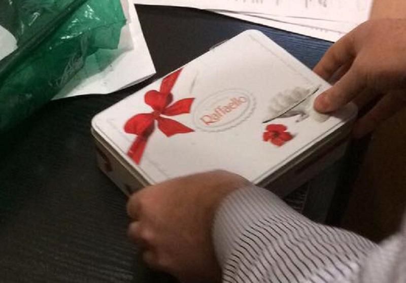 Луценко показал романтическую взятку: фото Луценко показал романтическую взятку: фото