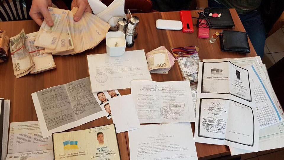 СБУ затримала організаторів перевезення нелегалів, причетних до ІДІЛ СБУ затримала організаторів перевезення нелегалів, причетних до ІДІЛ