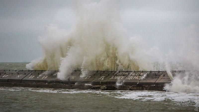 Потужний шторм обрушився на береги Одеси: яскраві фото