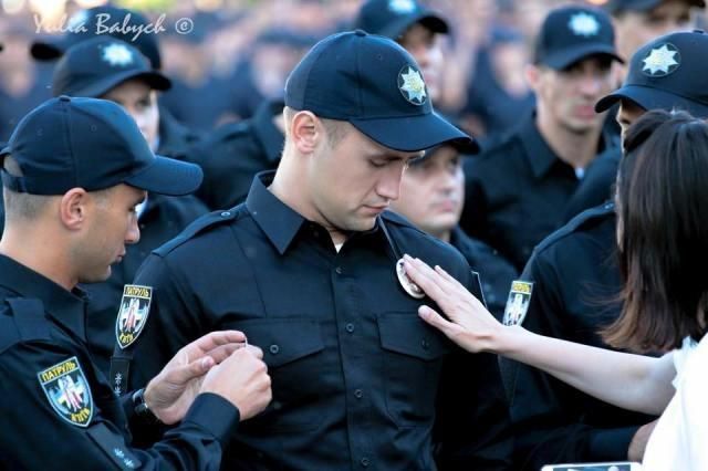 Задержали банду, использующей для нападений форму полицейских: среди жертв – семья депутата