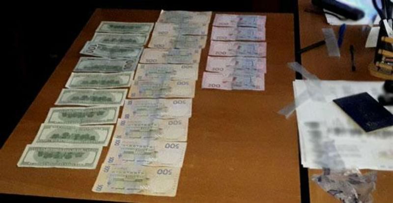 У Хмельницькому керівник відділу ДМС влаштував бізнес на біометричних паспортах У Хмельницькому керівник відділу ДМС влаштував бізнес на біометричних паспортах