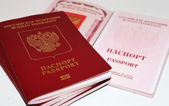 Жители оккупированного Крыма массово получали по два паспорта РФ