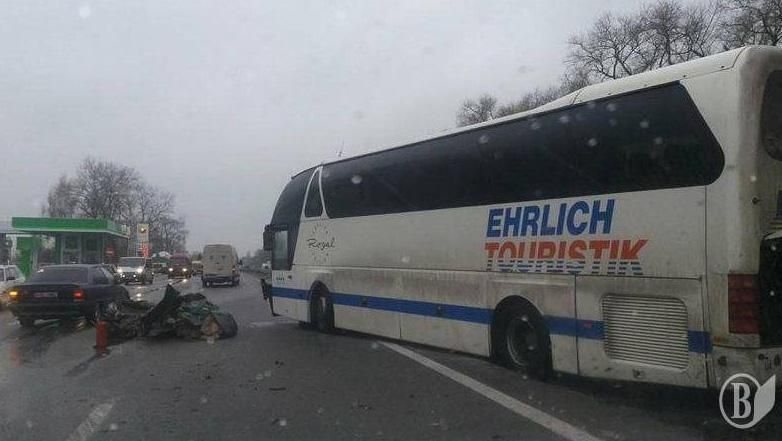 Через ожеледицю на Київщині зіткнулось одразу 11 машин: відео масштабної ДТП