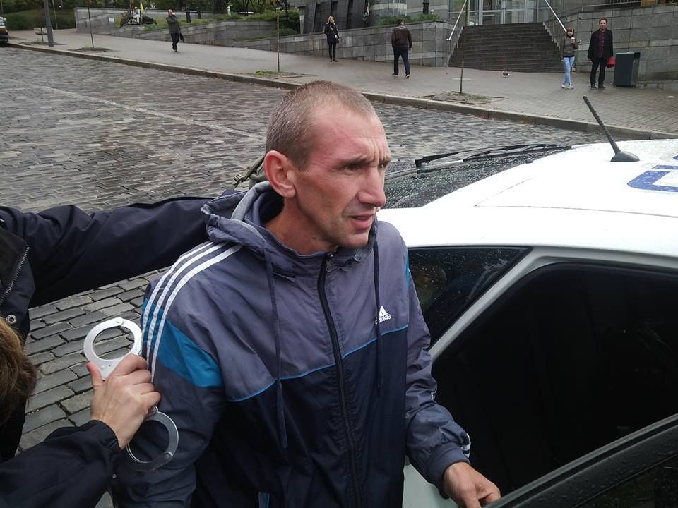 Вандала, який розбив меморіал Героям Небесної сотні, заарештували на 4 місяці Вандала, який розбив меморіал Героям Небесної сотні, заарештували на 4 місяці