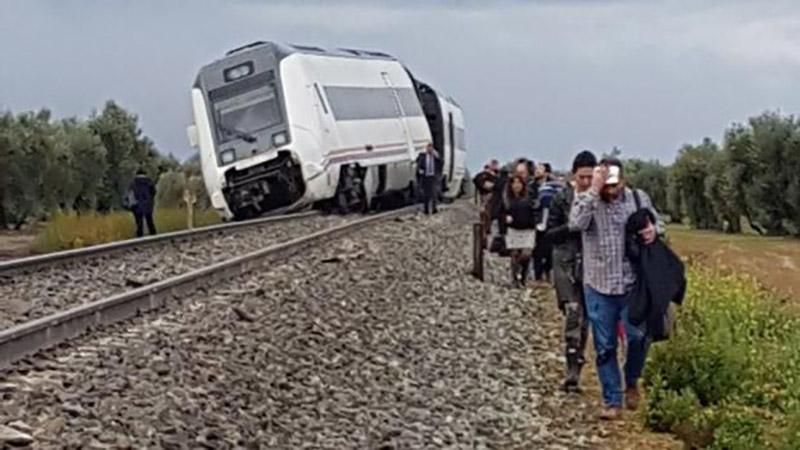 В Испании пассажирский поезд сошел с рельсов: детали инцидента