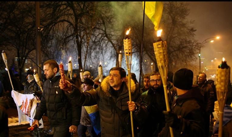 Факельное шествие в Киеве: задержанных отпустили – они едут снимать побои