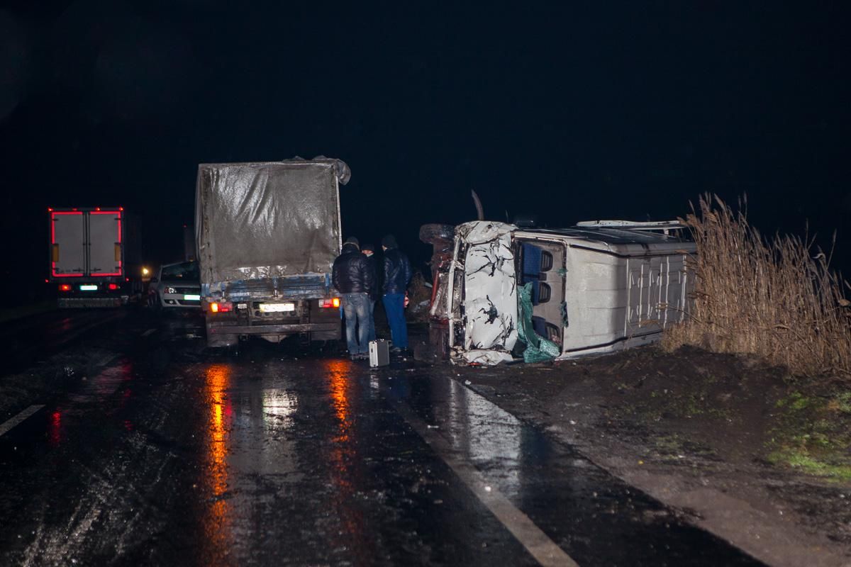 На трасі не розминулися авто та мікроавтобус, є загиблі