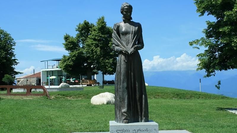 У Грузії відкрили пам'ятник легендарній українській поетесі У Грузії відкрили пам'ятник легендарній українській поетесі