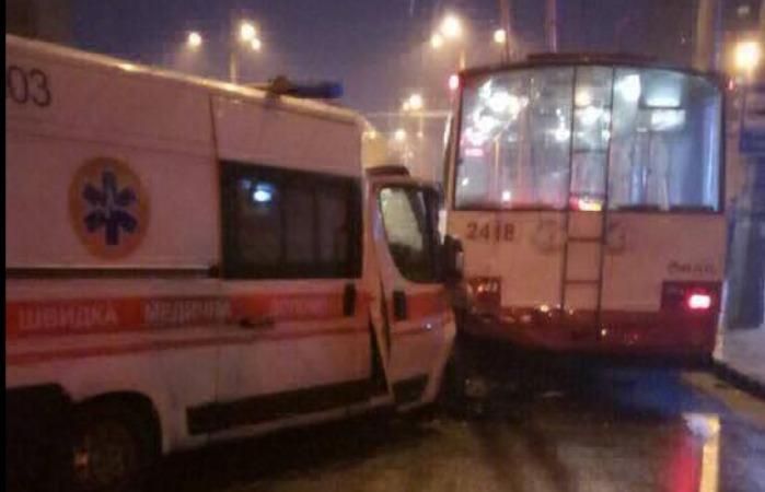 Скорая протаранила троллейбус в Харькове, есть пострадавшие: фото