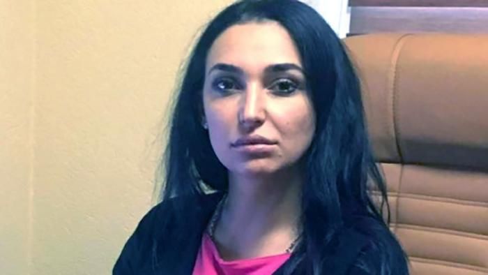 Чиновниця ДМС не знала, що під неї "копає" НАБУ Чиновниця ДМС не знала, що під неї "копає" НАБУ