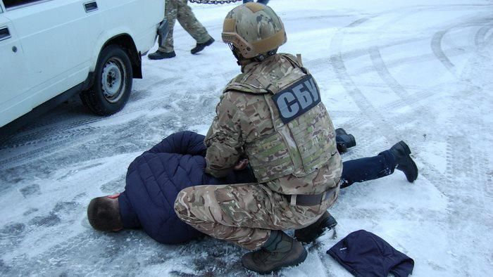 Сотрудники полиции в Чернигове поставляли наркотики в следственный изолятор