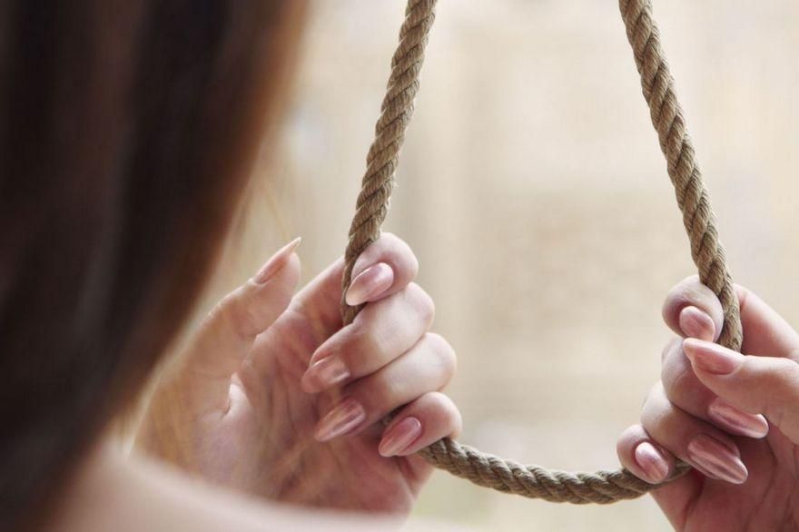 На Вінниччині після серії самогубств підлітків повісилась молода вчителька