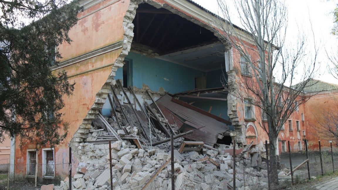 В окупованому Криму завалилась одна з будівель університету: фото і відео В окупованому Криму завалилась одна з будівель університету: фото і відео