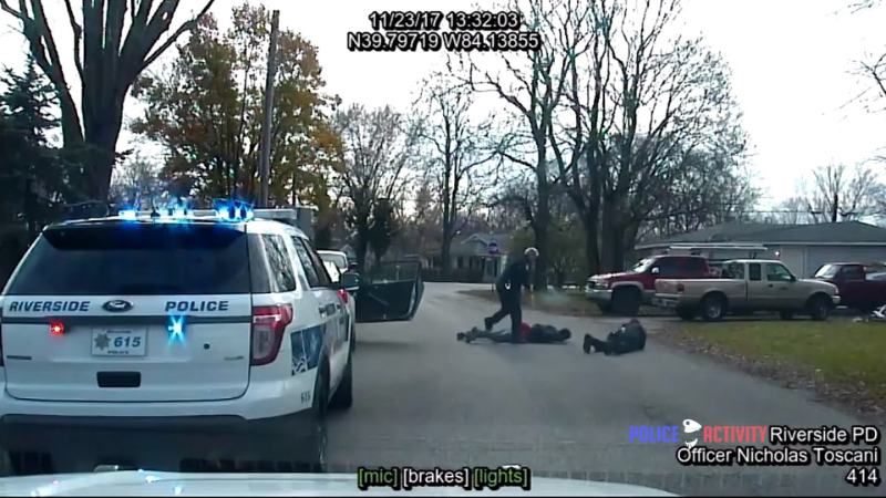 Задерживая злоумышленника, полицейский по ошибке ударил "шокером" своего напарника: видео Задерживая злоумышленника, полицейский по ошибке ударил "шокером" своего напарника: видео