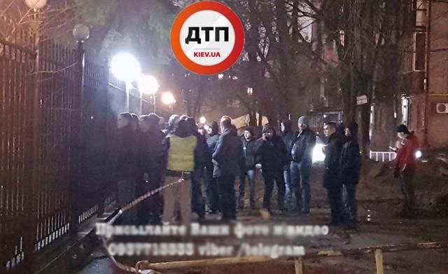 В Киеве полиция задержала двух водителей на еврономерах: под райотделом вспыхнул протест В Киеве полиция задержала двух водителей на еврономерах: под райотделом вспыхнул протест