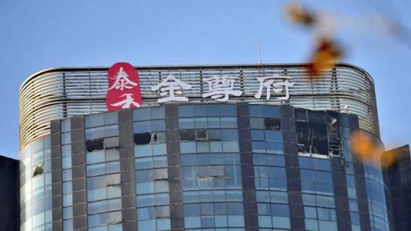 У Китаї сталася смертельна пожежа в хмарочосі: відео з місця події У Китаї сталася смертельна пожежа в хмарочосі: відео з місця події