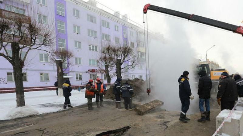 Машина з вагітною жінкою провалилась в яму з окропом у Росії 