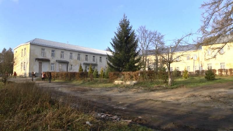 Біля львівського пологового відділення санітари знайшли напівмертве немовля

