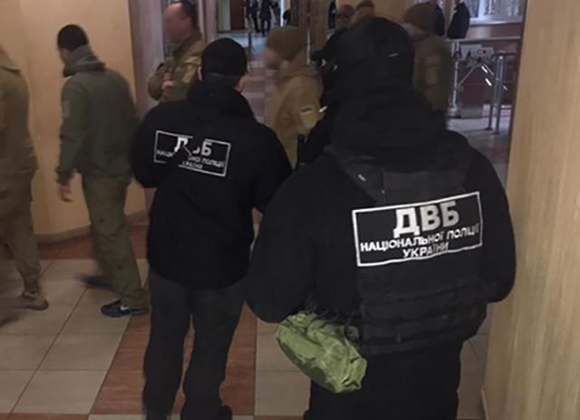 Одесские полицейские ограбили инкассаторов на кругленькую сумму Одесские полицейские ограбили инкассаторов на кругленькую сумму