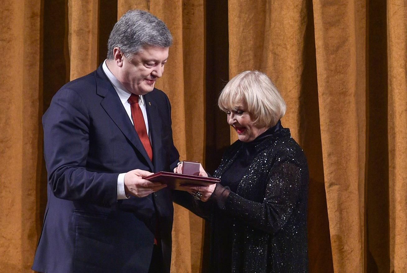 Порошенко наградил Аду Роговцеву государственной премией имени Александра Довженко за 2017 год
