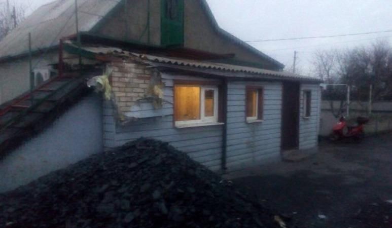 Бойовики півночі стріляли по будинках цивільних у Мар'їнці: опубліковані фото