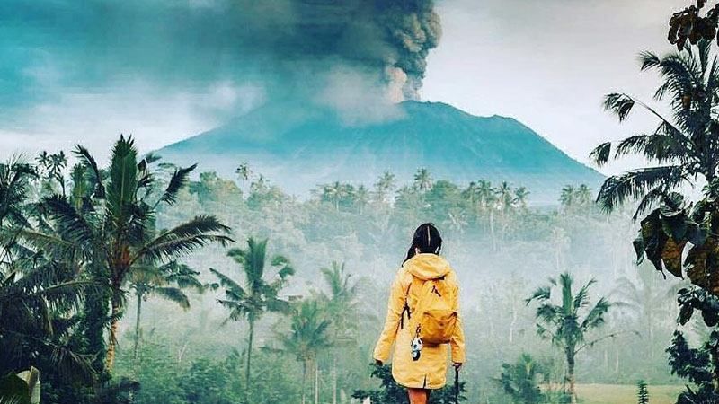 Фотографироваться на фоне извержения вулкана на Бали стало трендом в Insagram: захватывающие кадры
