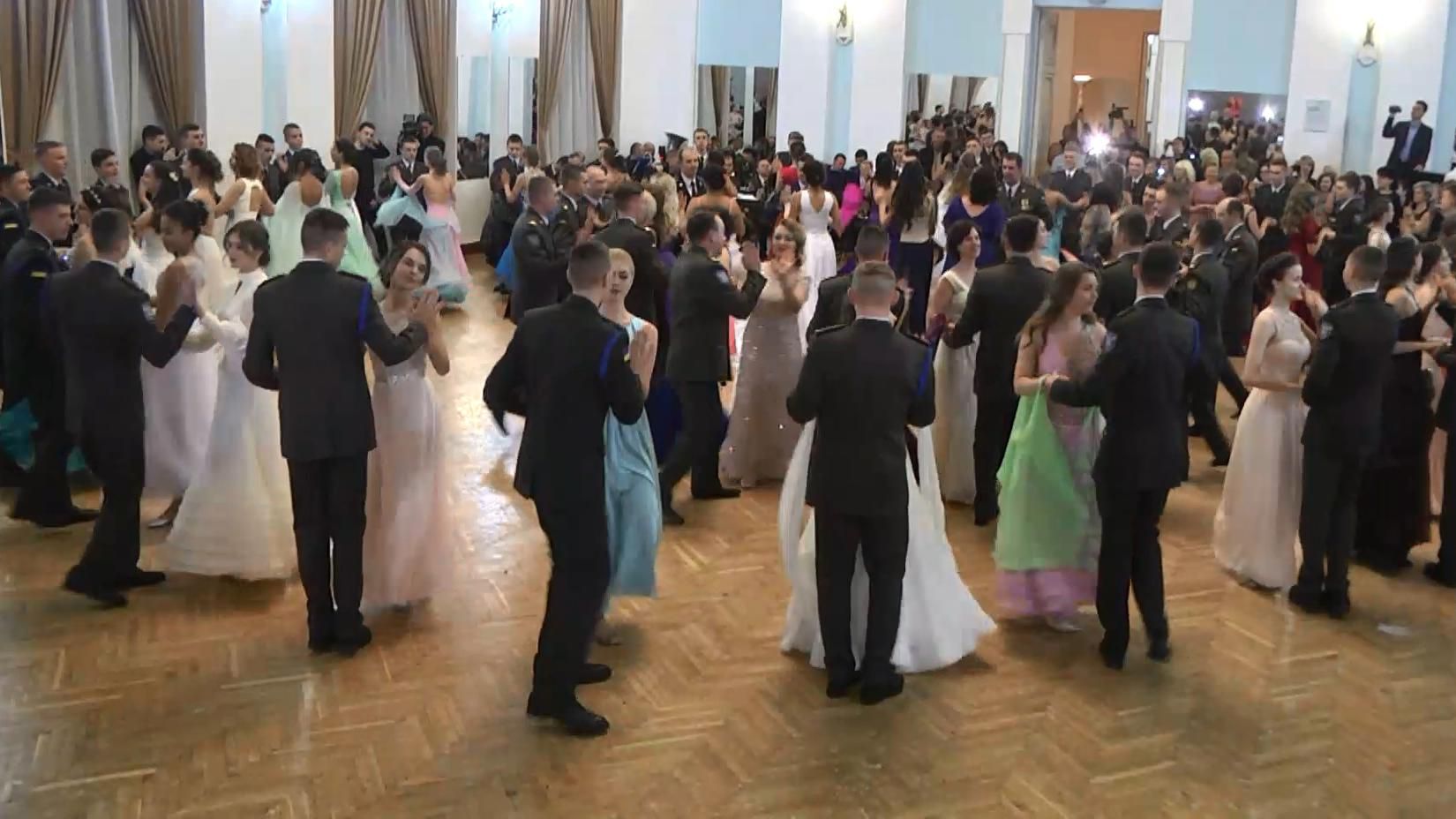 Студенты лицея в Киеве устроили феерический кадетский бал: видео Студенты лицея в Киеве устроили феерический кадетский бал: видео