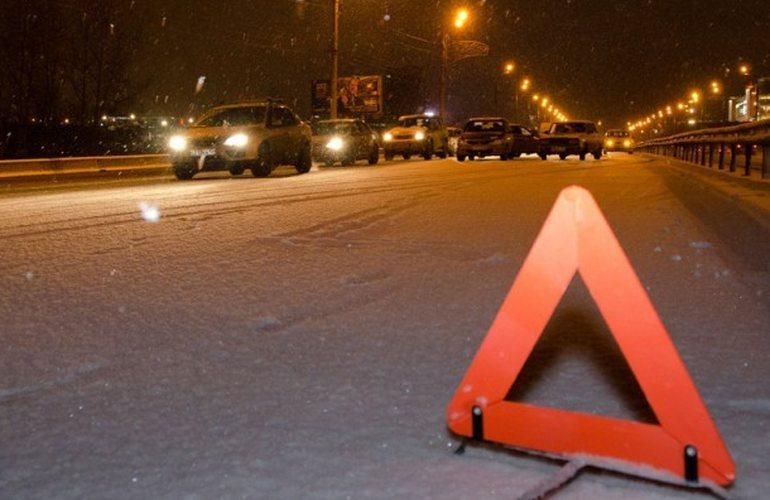 Грузовик насмерть сбил мужчину на Сумщине: полиция устанавливает личность погибшего Грузовик насмерть сбил мужчину на Сумщине: полиция устанавливает личность погибшего