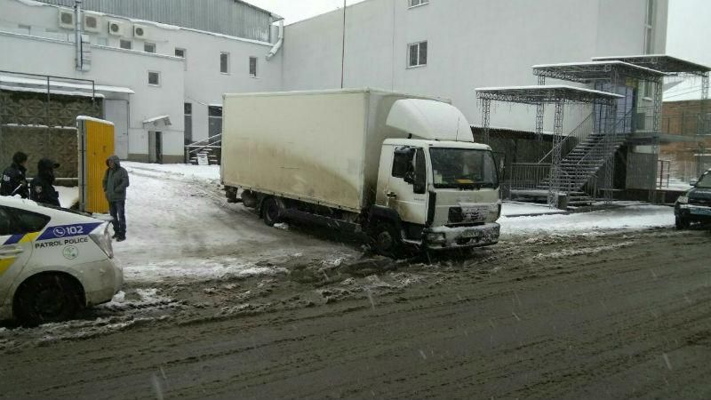 В Виннице грузовик наехал на мать с двумя детьми В Виннице грузовик наехал на мать с двумя детьми