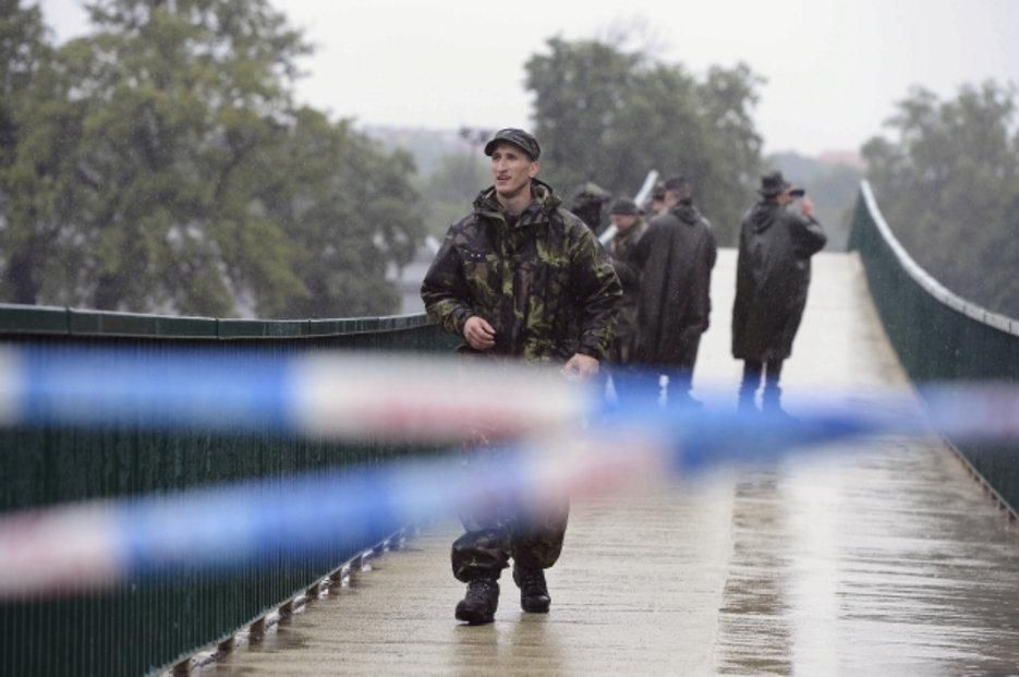 В Празі обвалився пішохідний міст через Влтаву: фото В Празі обвалився пішохідний міст через Влтаву: фото