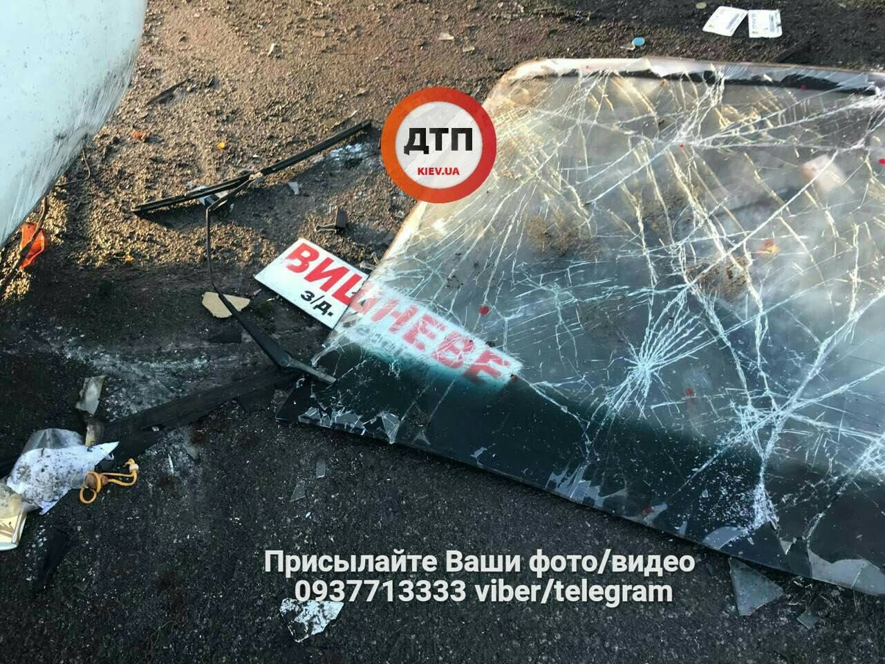 В Киеве перевернулась маршрутка с пассажирами: фото В Киеве перевернулась маршрутка с пассажирами: фото