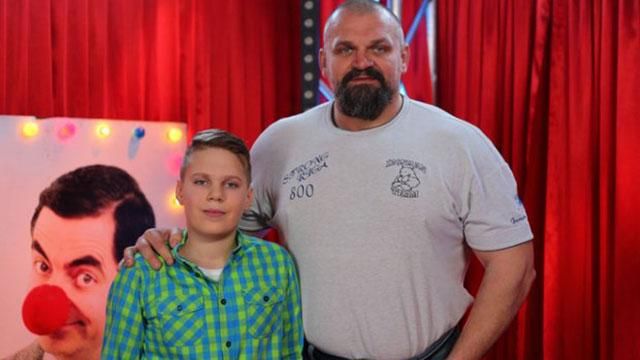 Син Вірастюка потрапив під колеса авто у Києві: опубліковано відео Син Вірастюка потрапив під колеса авто у Києві: опубліковано відео