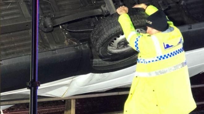 Полицейский руками удержал фургон от падения с моста: фото Полицейский руками удержал фургон от падения с моста: фото