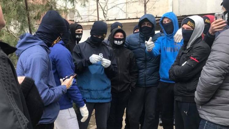 Соратника Медведчука закидали яйцями у Херсоні: відео Соратника Медведчука закидали яйцями у Херсоні: відео