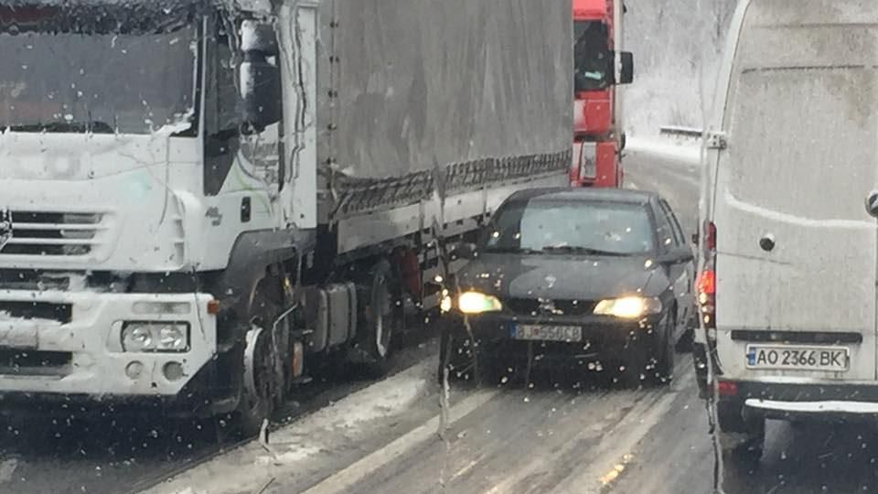 Через сильний снігопад на Закарпатті на дорогах утворились кількакілометрові затори