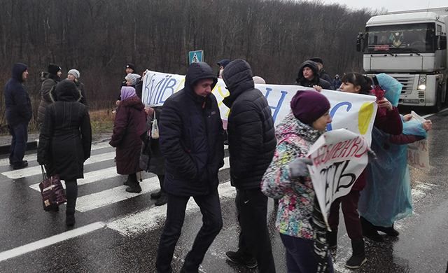 Под Харьковом люди блокировали дорогу из-за холода в домах