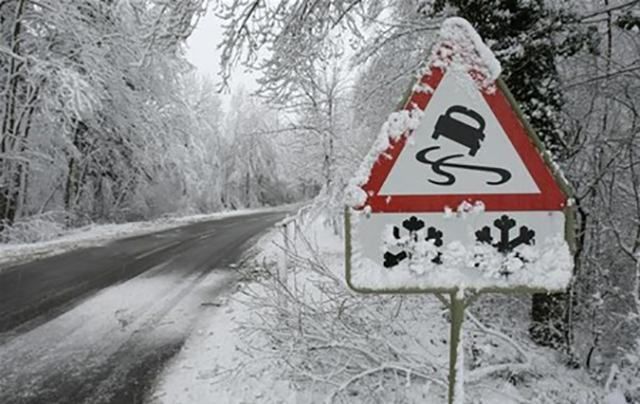 Из-за снегопадов на Львовщине ограничили движение грузовиков