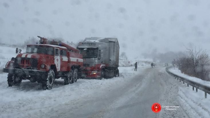 Негода в Україні: в Карпатах можлива лавина, на дорогах чергує спецтехніка