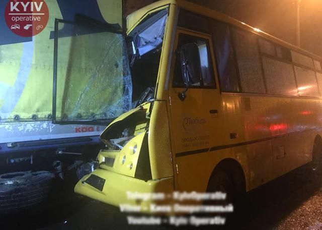 У Києві маршрутка на швидкості влетіла у вантажівку: є постраждалі та фото з місця ДТП