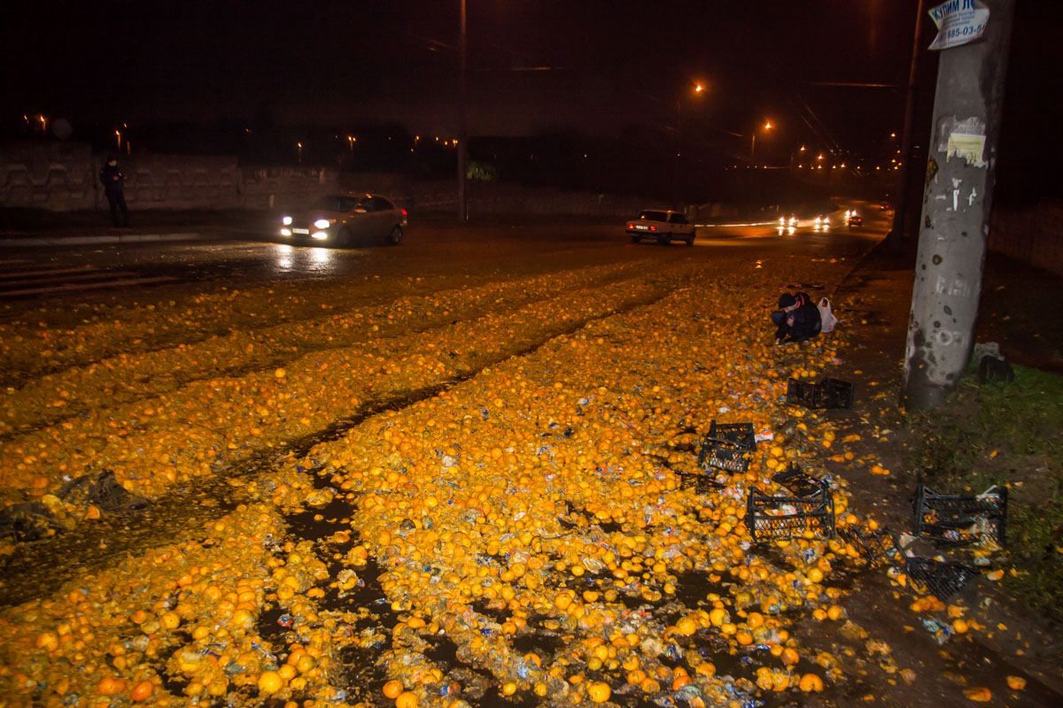 Мандаринова дорога: У Дніпрі на трасу висипалися тонни цитрусових