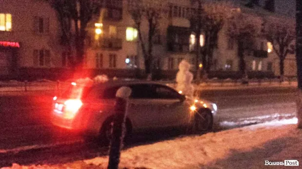  У Луцьку авто їздило зі сніговиком на капоті