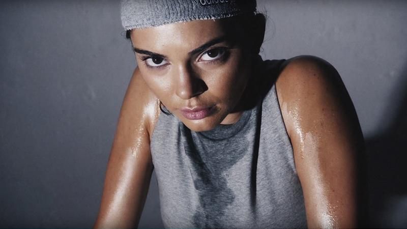 Кендалл Дженнер снялась для соблазнительного календаря Love Magazine: видео