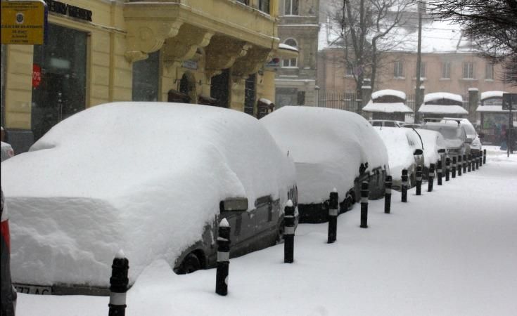 Непогода на Львовщине: автомобили откапывали из снежных заносов