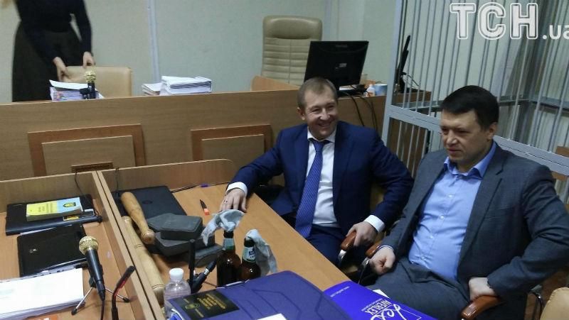 Адвокат Януковича приніс у суд бруківку та коктейлі Молотова: фото