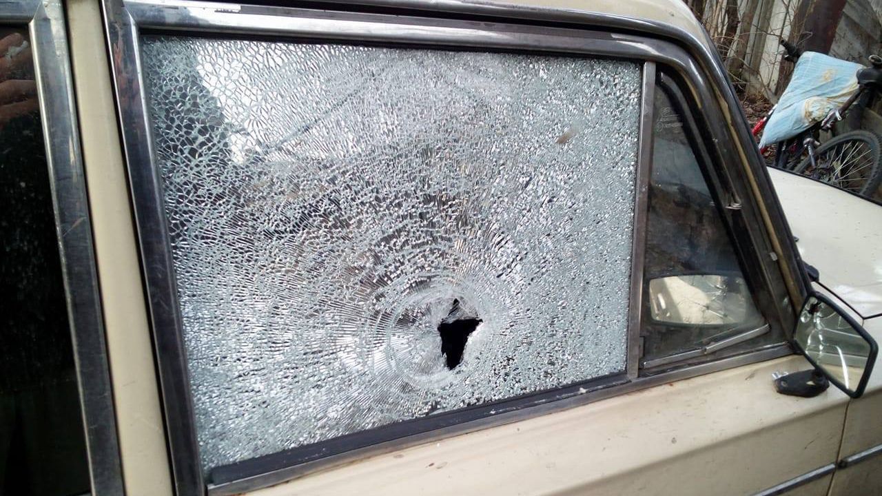 Бойовики обстріляли цивільний автомобіль, у якому перебував чоловік: фото Бойовики обстріляли цивільний автомобіль, у якому перебував чоловік: фото