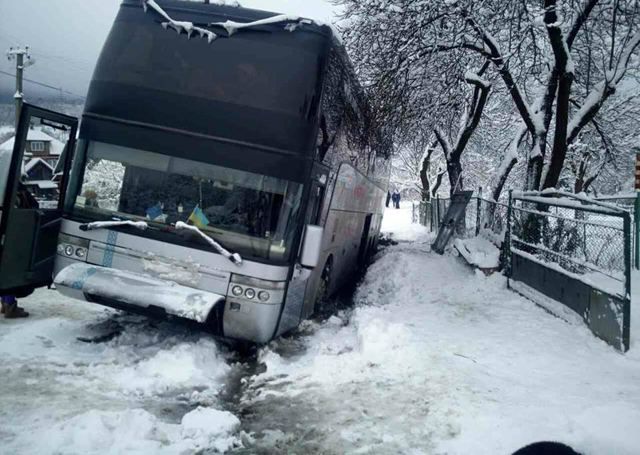 Из-за непогоды на Закарпатье в аварию попал набитый пассажирами автобус: фото