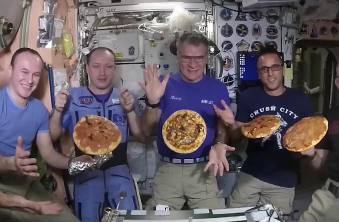 "Космическая пицца": Астронавты показали видео, как готовят пиццу в условиях невесомости на МКС